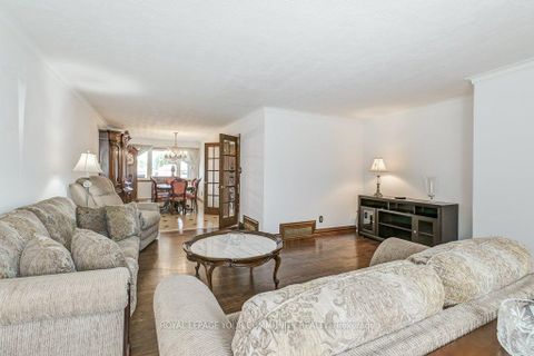 Photo 6 at 52 Whitburn Crescent, CFB, Toronto