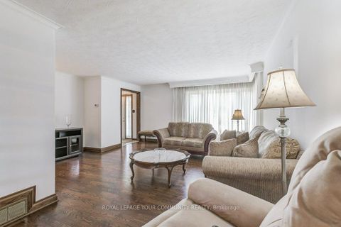 Photo 7 at 52 Whitburn Crescent, CFB, Toronto