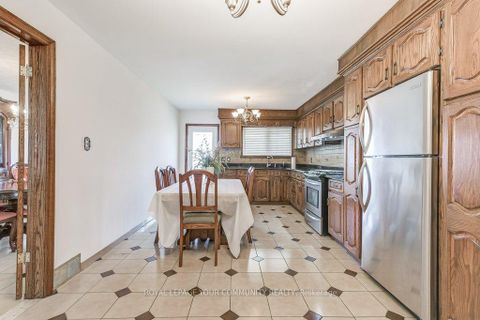 Photo 11 at 52 Whitburn Crescent, CFB, Toronto