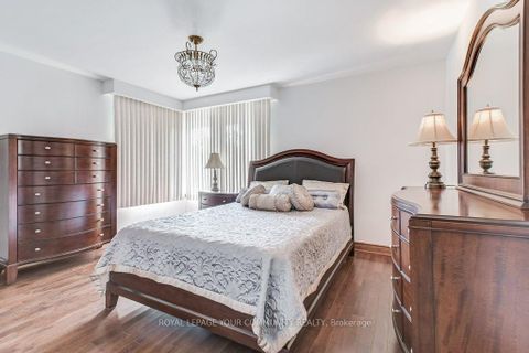 Photo 13 at 52 Whitburn Crescent, CFB, Toronto