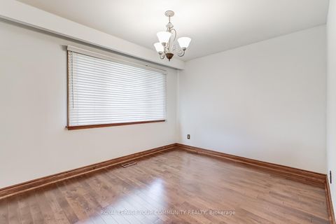 Photo 17 at 52 Whitburn Crescent, CFB, Toronto
