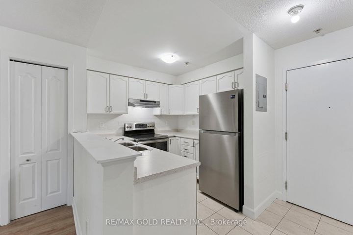 Photo 8 at 2104 - 6 Dayspring Circle, Goreway Drive Corridor, Brampton