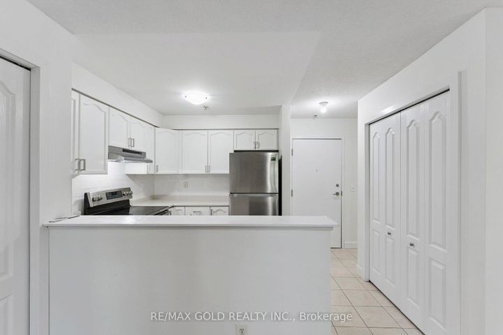 Photo 9 at 2104 - 6 Dayspring Circle, Goreway Drive Corridor, Brampton