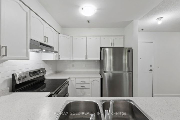 Photo 10 at 2104 - 6 Dayspring Circle, Goreway Drive Corridor, Brampton