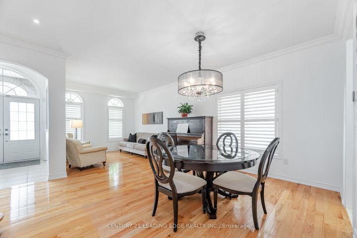 Photo 7 at 34 Royal Links Circle, Vales of Castlemore North, Brampton