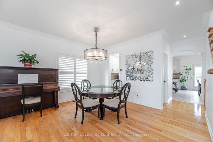 Photo 8 at 34 Royal Links Circle, Vales of Castlemore North, Brampton
