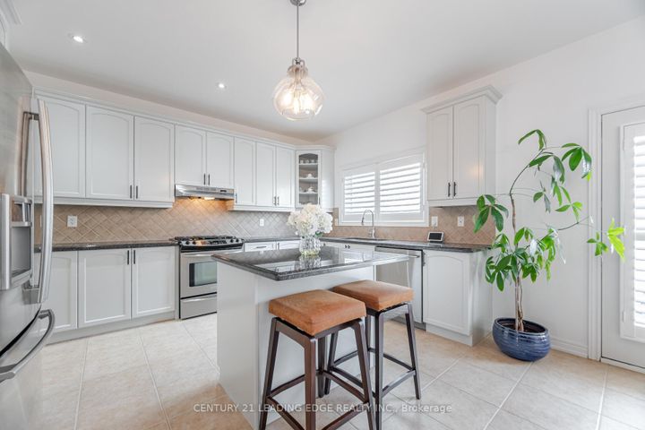 Photo 11 at 34 Royal Links Circle, Vales of Castlemore North, Brampton