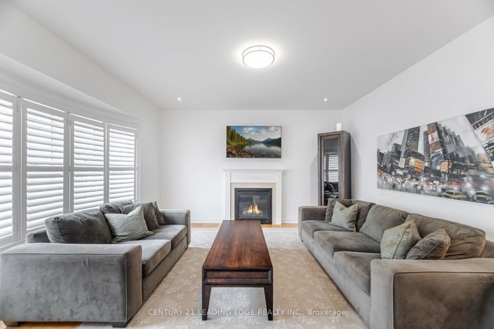 Photo 14 at 34 Royal Links Circle, Vales of Castlemore North, Brampton