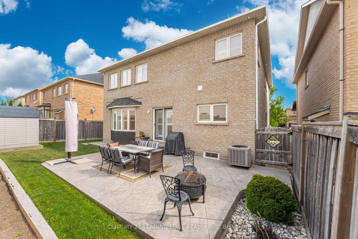 Photo 18 at 34 Royal Links Circle, Vales of Castlemore North, Brampton