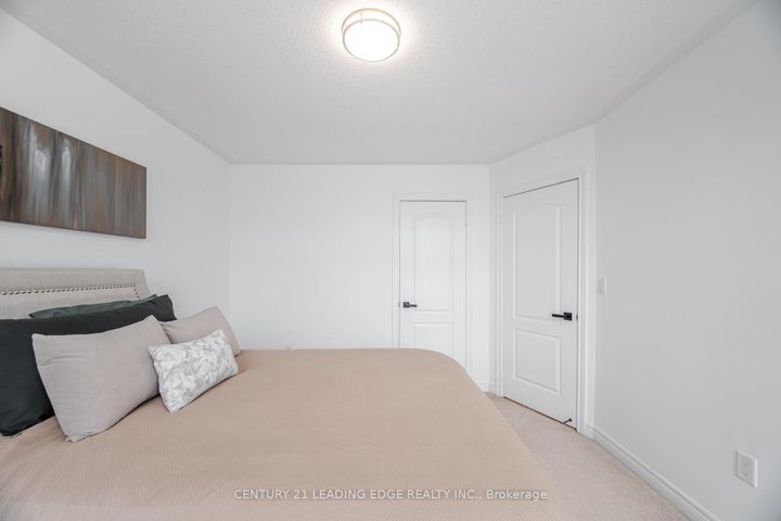 Photo 22 at 34 Royal Links Circle, Vales of Castlemore North, Brampton