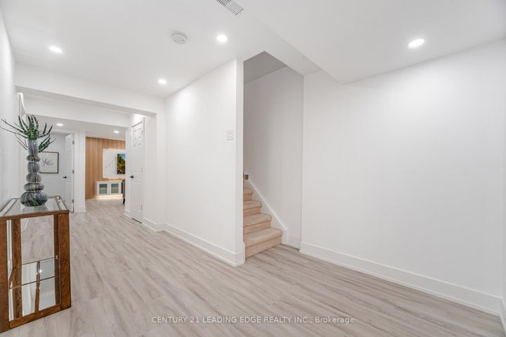 Photo 30 at 34 Royal Links Circle, Vales of Castlemore North, Brampton