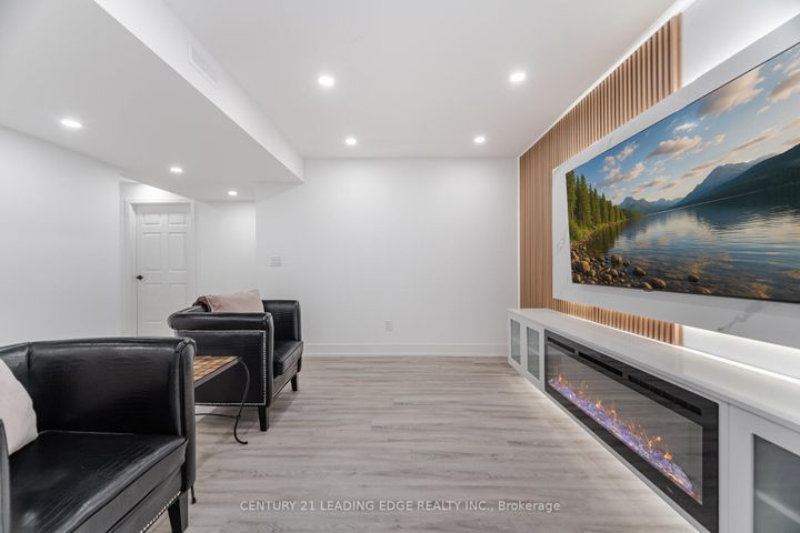 Photo 33 at 34 Royal Links Circle, Vales of Castlemore North, Brampton