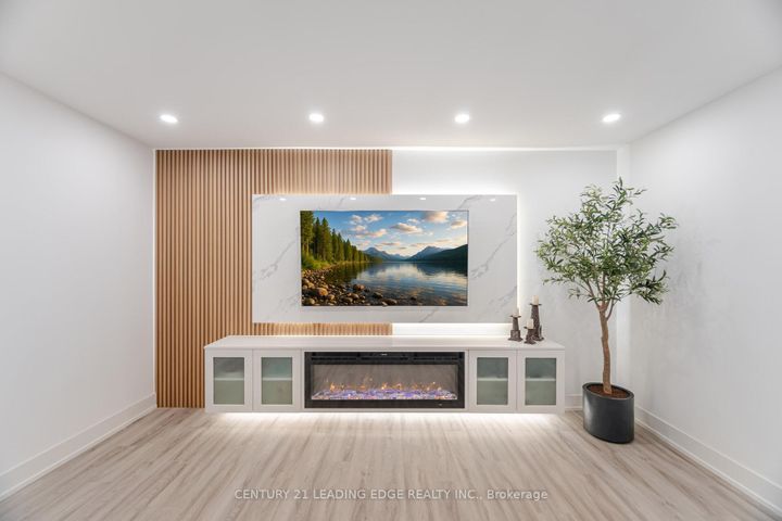 Photo 34 at 34 Royal Links Circle, Vales of Castlemore North, Brampton