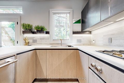 Photo 17 at 440 Sackville Street, South St. James Town, Toronto