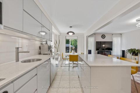 Photo 10 at 12 Barli Crescent, Patterson, Vaughan