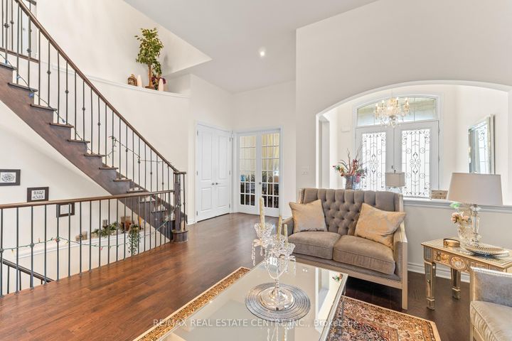 Photo 3 at 1 Astrantia Way, Credit Valley, Brampton