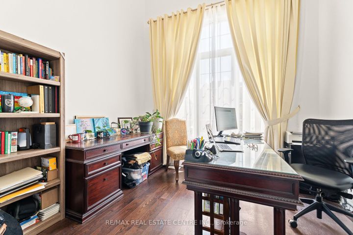 Photo 4 at 1 Astrantia Way, Credit Valley, Brampton