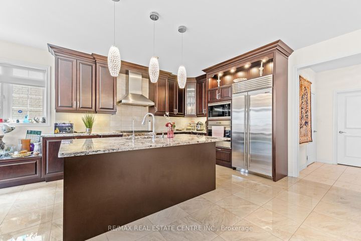 Photo 10 at 1 Astrantia Way, Credit Valley, Brampton