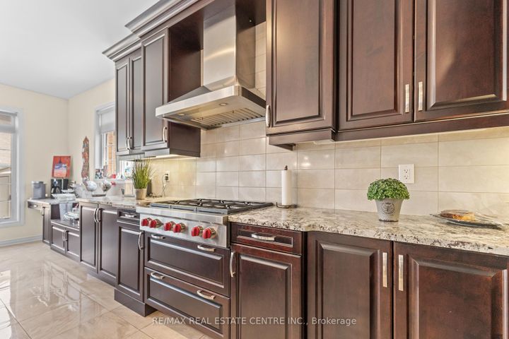 Photo 12 at 1 Astrantia Way, Credit Valley, Brampton