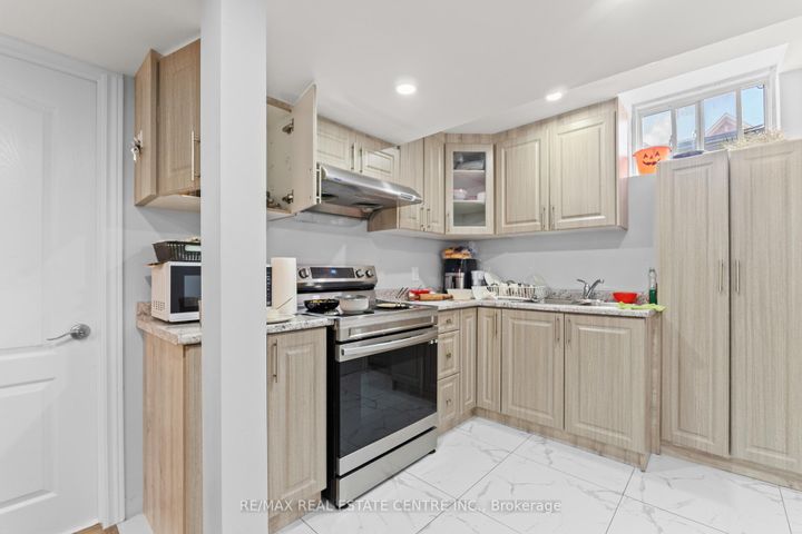 Photo 31 at 1 Astrantia Way, Credit Valley, Brampton