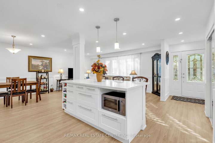 Photo 2 at 741 Mullin Way, Appleby, Burlington