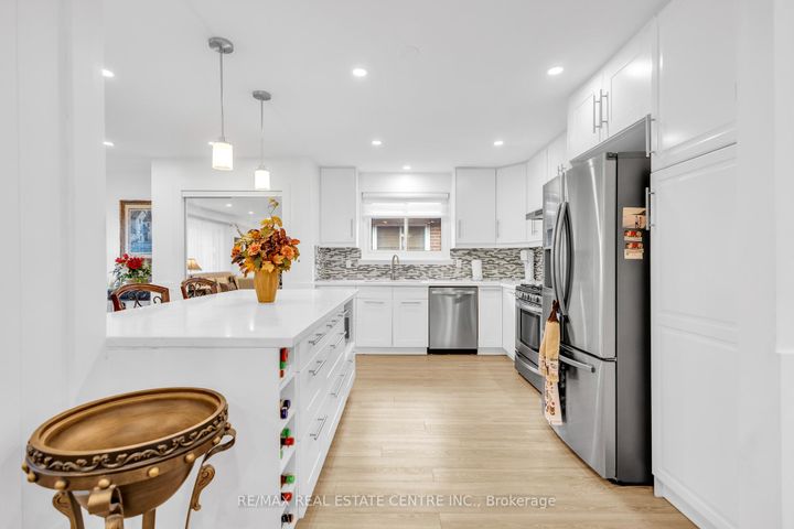 Photo 4 at 741 Mullin Way, Appleby, Burlington
