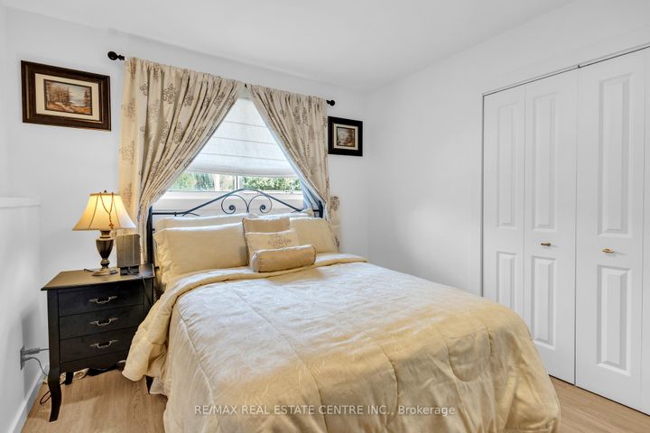 Photo 6 at 741 Mullin Way, Appleby, Burlington