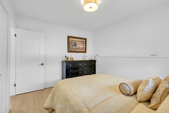 Photo 7 at 741 Mullin Way, Appleby, Burlington