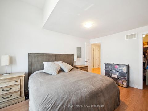 Photo 13 at 14 - 9621 Jane Street, Maple, Vaughan
