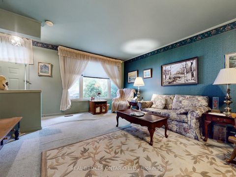 Photo 2 at 16 Bailey Crescent, Aurora Highlands, Aurora