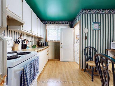 Photo 4 at 16 Bailey Crescent, Aurora Highlands, Aurora