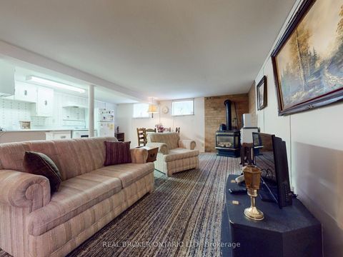 Photo 10 at 16 Bailey Crescent, Aurora Highlands, Aurora