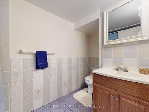 Photo 14 at 16 Bailey Crescent, Aurora Highlands, Aurora