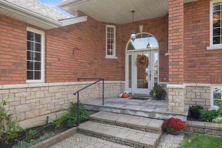 Photo 4 at 9 Sutherland Avenue, Bradford, Bradford West Gwillimbury