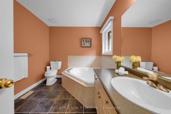 Photo 12 at 9 Sutherland Avenue, Bradford, Bradford West Gwillimbury