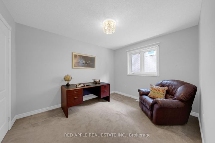 Photo 13 at 9 Sutherland Avenue, Bradford, Bradford West Gwillimbury