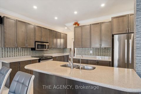Photo 15 at 32 Timna Crescent, Patterson, Vaughan