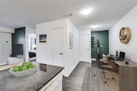 Photo 3 at 621 - 120 Dallimore Circle, Don Mills, Toronto