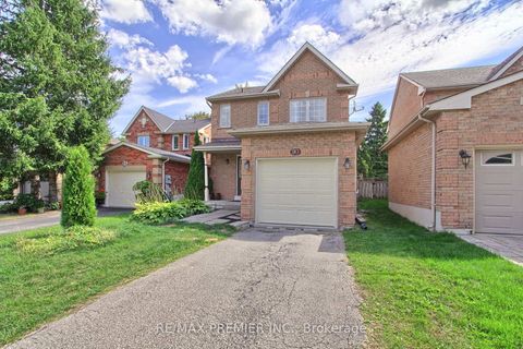 Photo 2 at 90 Covent Crescent, Aurora Highlands, Aurora