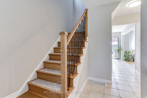 Photo 5 at 90 Covent Crescent, Aurora Highlands, Aurora