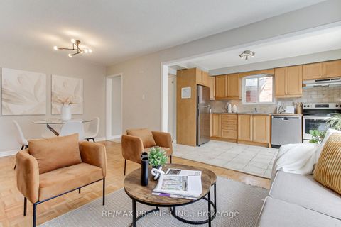 Photo 11 at 90 Covent Crescent, Aurora Highlands, Aurora