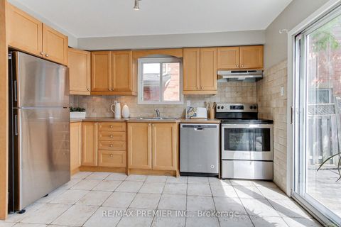 Photo 14 at 90 Covent Crescent, Aurora Highlands, Aurora