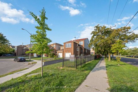 Photo 3 at 12 Tilburn Place, Cliffside, Toronto