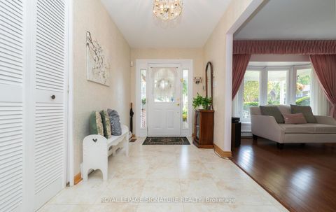 Photo 2 at 28 Roundwood Court, L'Amoreaux, Toronto