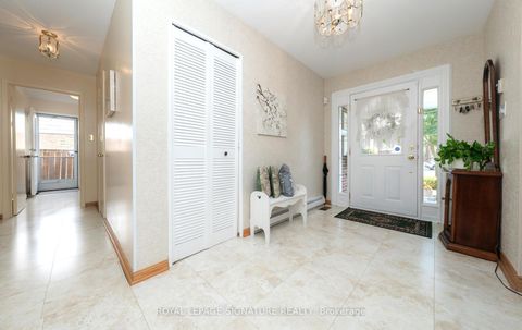 Photo 3 at 28 Roundwood Court, L'Amoreaux, Toronto