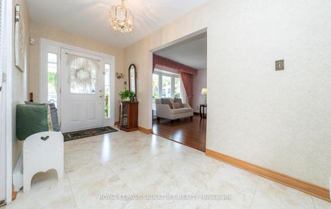 Photo 4 at 28 Roundwood Court, L'Amoreaux, Toronto