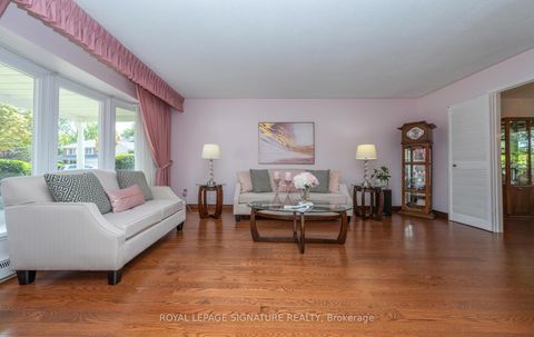 Photo 6 at 28 Roundwood Court, L'Amoreaux, Toronto