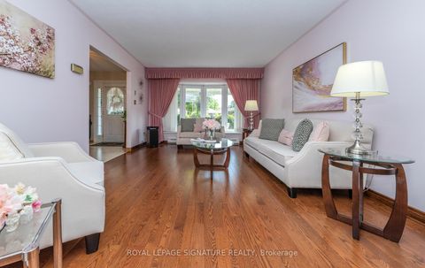 Photo 7 at 28 Roundwood Court, L'Amoreaux, Toronto