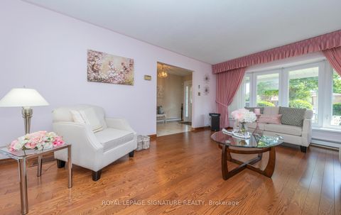 Photo 8 at 28 Roundwood Court, L'Amoreaux, Toronto