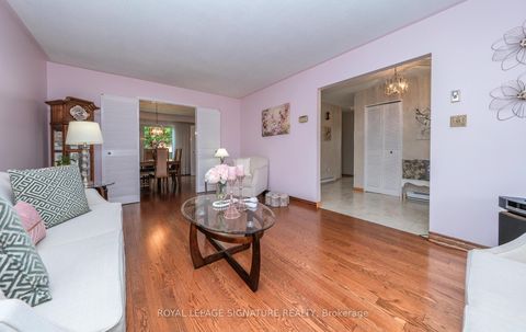 Photo 9 at 28 Roundwood Court, L'Amoreaux, Toronto